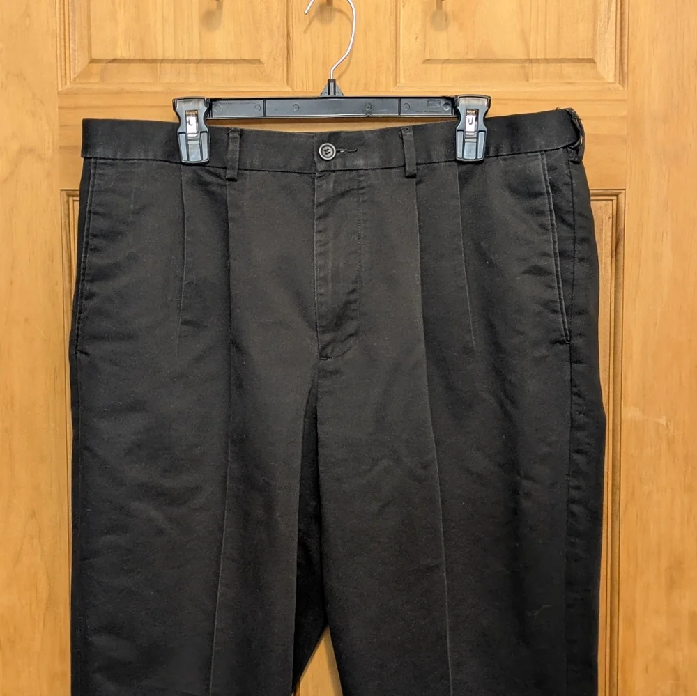 Dockers D4 Khaki Pants Men's 36x30 Black Classic Fit Pleated Relaxed Straight - Picture 2 of 10